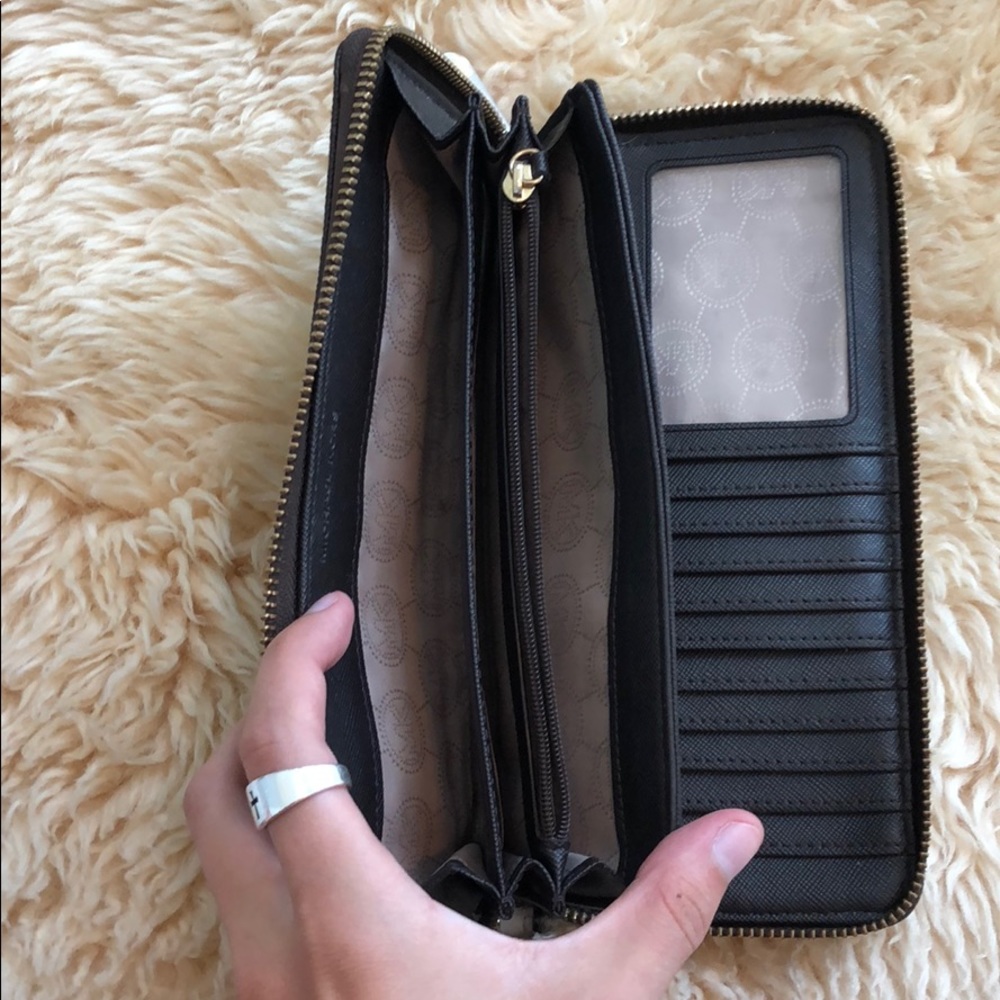 Authentic Michael Kors Logo Continental Wristlet - Picture 7 of 8